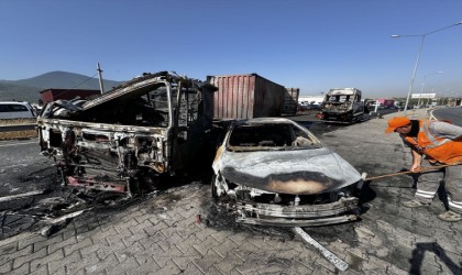 İzmirde kaza yapan 3 araç yanarak küle döndü: 6 yaralı