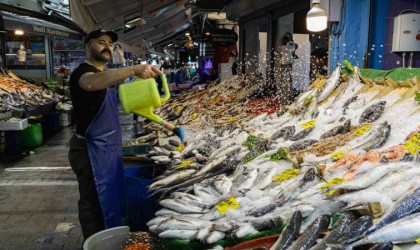 İzmirde ticaretin kalbinin attığı sokak: Tarihi Havra Sokağı