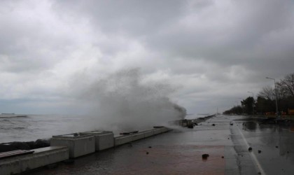 Karadenizde yüksek dalga uyarısı: Denize girmeyin