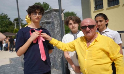 Kocaelinin en renkli adamından öğrencilere renkli karne hediyesi