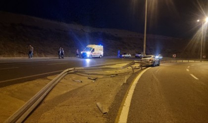 Kontrolden çıkan otomobil bariyerleri yıkarak durabildi