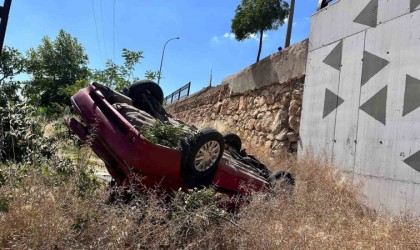 Kontrolden çıkan otomobil şarampole uçtu: 1i ağır 3 yaralı