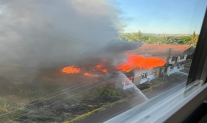 Korkutan yangın, tek katlı ev alev topuna döndü