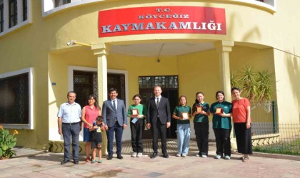 Köyceğizde öğrenciler kitap okudu, plaket aldı