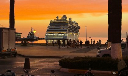 Kuşadasında gün batımı mest ediyor