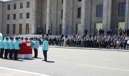 Mecliste eski Dıșișleri Bakanı Yakıș için tören düzenlendi