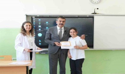 Milli Eğitim Bakanı Yusuf Tekin, Ankarada öğrencilere karne dağıttı