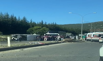 Minibüs aydınlatma direğine çarpıp yan yattı: 5 yaralı