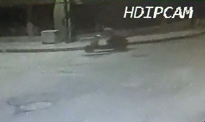 Önce etrafı kolaçan ettiler, ardından park halindeki motosikleti çaldılar
