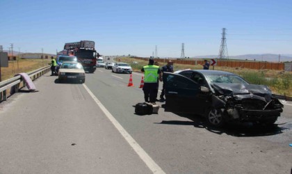 Otomobil biçerdövere arkadan çarptı: 4 yaralı