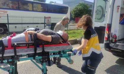 Otomobil motosiklete çarptı