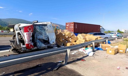 Otoyolda duraklayan araca çarptı devrildi