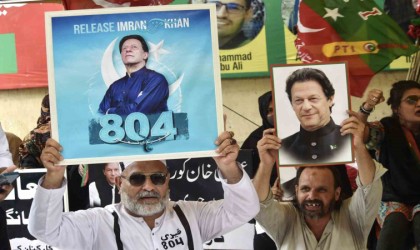 Pakistanın eski Başbakanı Khan, hakkındaki suçlamadan beraat etti