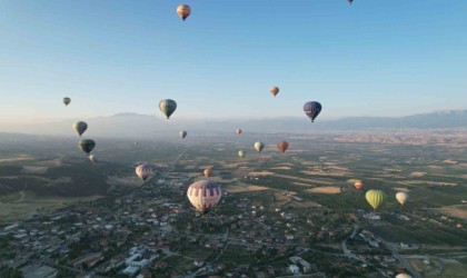 Pamukkalede balonlar günde 300 turist ile birlikte yükseliyor