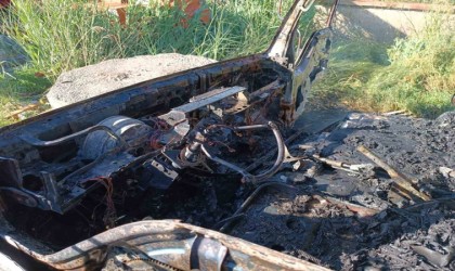 Park halindeki kamyonet yanarak kullanılamaz hale geldi