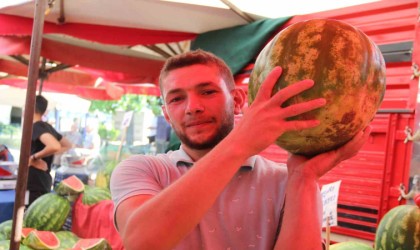 Pazarda yıkanan pazarcı: Hava sıcak, denize gidemedik böyle serinledik