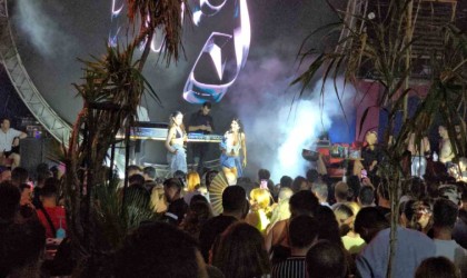 Pop müziğin sevilen şarkıcısı Hande Yener Marmarislilerle buluştu