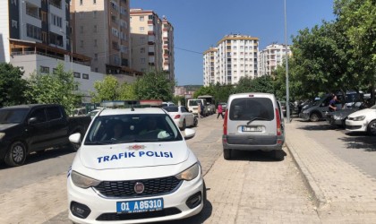 Rüzgarın azizliğine uğrayan genç kızın imdadına polis yetişti