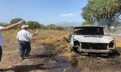 Saman balyaları yüklü kamyonette çıkan yangın, meyve bahçelerine zarar verdi