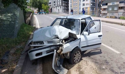 Samsunda otomobil aydınlatma direğine çarptı: 1 yaralı