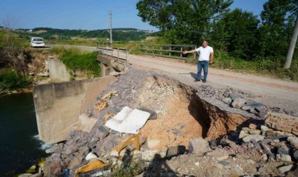 Sel sebebiyle zarar gören köprü yıkılma tehlikesi geçiriyor