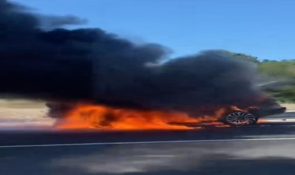 Seyir halindeki araç alev topuna döndü