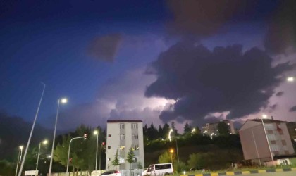 Şimşekler saatlerce gökyüzünü aydınlattı