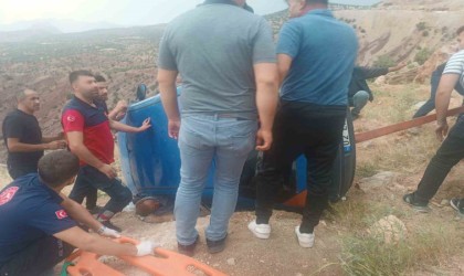 Şırnakta sürücü park ettiği otomobilin altında kaldı