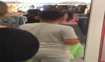 Son kalan kıyafet için birbirlerine girdiler