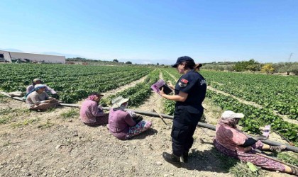 Tarım işçisi kadınlara KADES uygulaması yükletildi