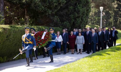 TBMM Başkanı Kurtulmuştan Baküde Aliyevin mezarına ve şehitliklere ziyaret