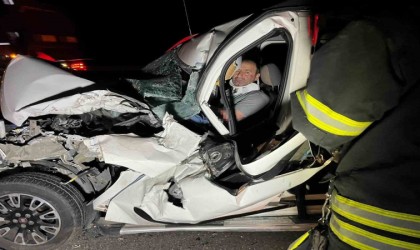 TEMde kamyonete çarpan hafif ticari araç hurdaya döndü: 1 yaralı
