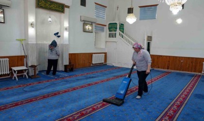 Tepebaşındaki camilerde Kurban Bayramı temizliği