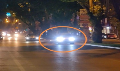 Trafiğin tıkandığını gördü, geri viteste tehlike saçarak ilerledi