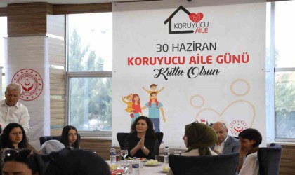 Türkiyede 10 bin çocuk koruyucu aile yanında bulunmakta