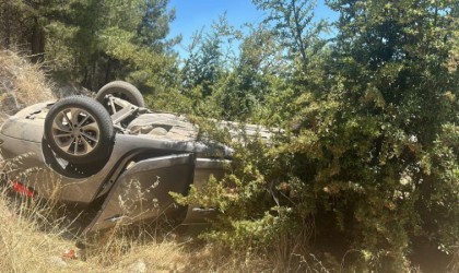 Uşakta otomobile çarpan araç takla attı: 6 kişi yaralandı
