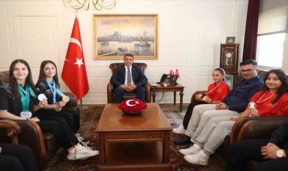 Vali Aslan başarılı sporcuları ağırladı