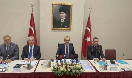 Vali Yavuzdan belediyelere sokak köpeği uyarısı: Hukukun gereğini yerine getirin