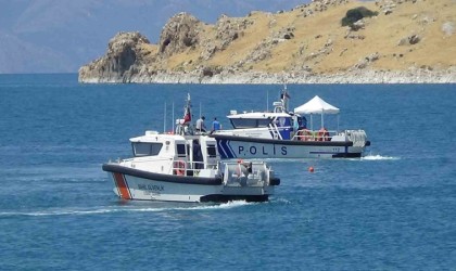 Van Gölünde kaybolan gencin arama çalışmaları dördüncü gününde sürüyor