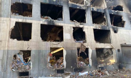 Yangından geriye yıkılan duvarlar kaldı