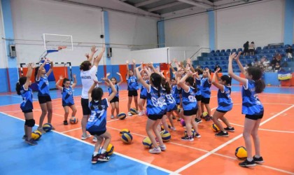 Yunusemrede yaz spor okulu voleybol kursları yoğun ilgi görüyor