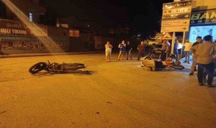 2 motosiklet çarpıştı: 3 yaralı