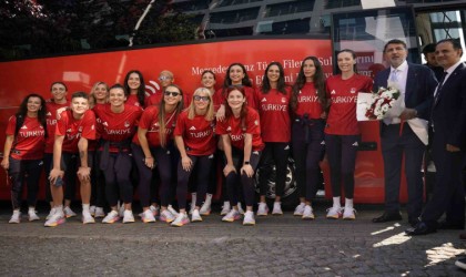 A Milli Kadın Voleybol Takımının Paris yolculuğu başladı
