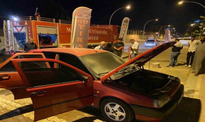 Aniden alev alan araçtaki yangın söndürüldü