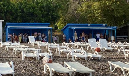 Antalyada yağmur tatilcilere zor anlar yaşattı, gökkuşağı teselli oldu