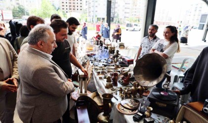 Antika Pazarı yeni yerinde merakla bekleniyor