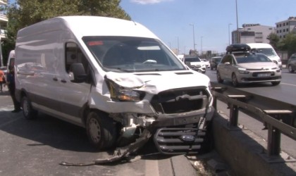 Avcılarda panelvan araç ve ticari taksi çarpıştı: Taksi içerisindeki yolcu yaralandı