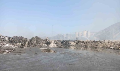 Avrupanın en büyük tesisi kül dağına döndü