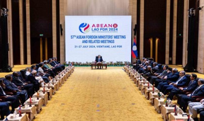 Bakan Fidandan mevkidaşlarıyla birlikte Laos Başbakanı Siphandoneye nezaket ziyareti