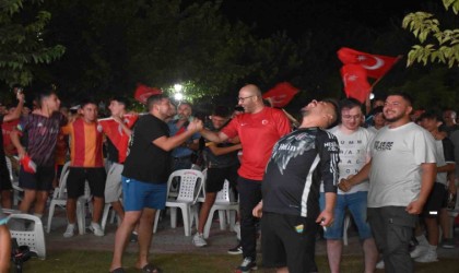 Başkan Zencirci maçı vatandaşlarla takip etti